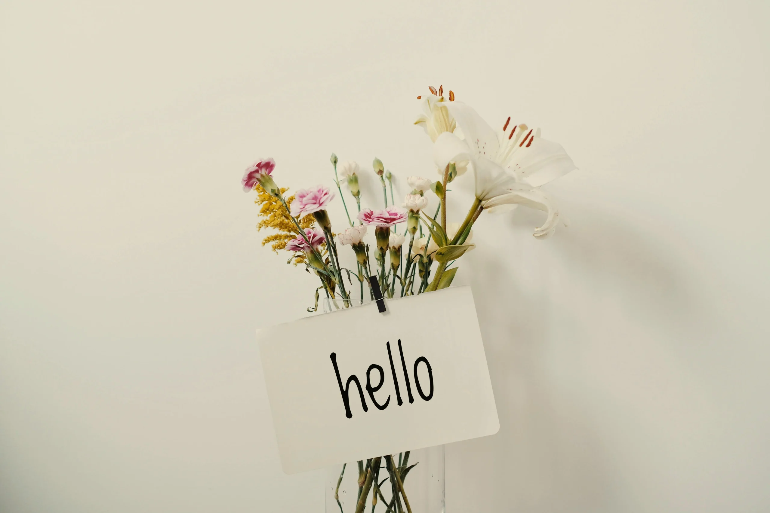 Frische Blumen mit Willkommensschild